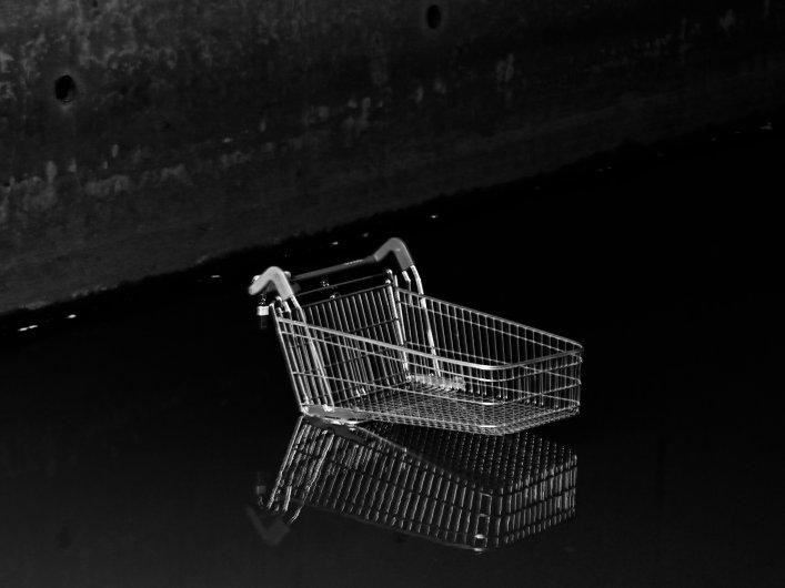 Einkaufswagen, der im Wasser steht.